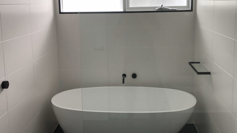 bathroom-with-black-accents-btub-1-1024x575